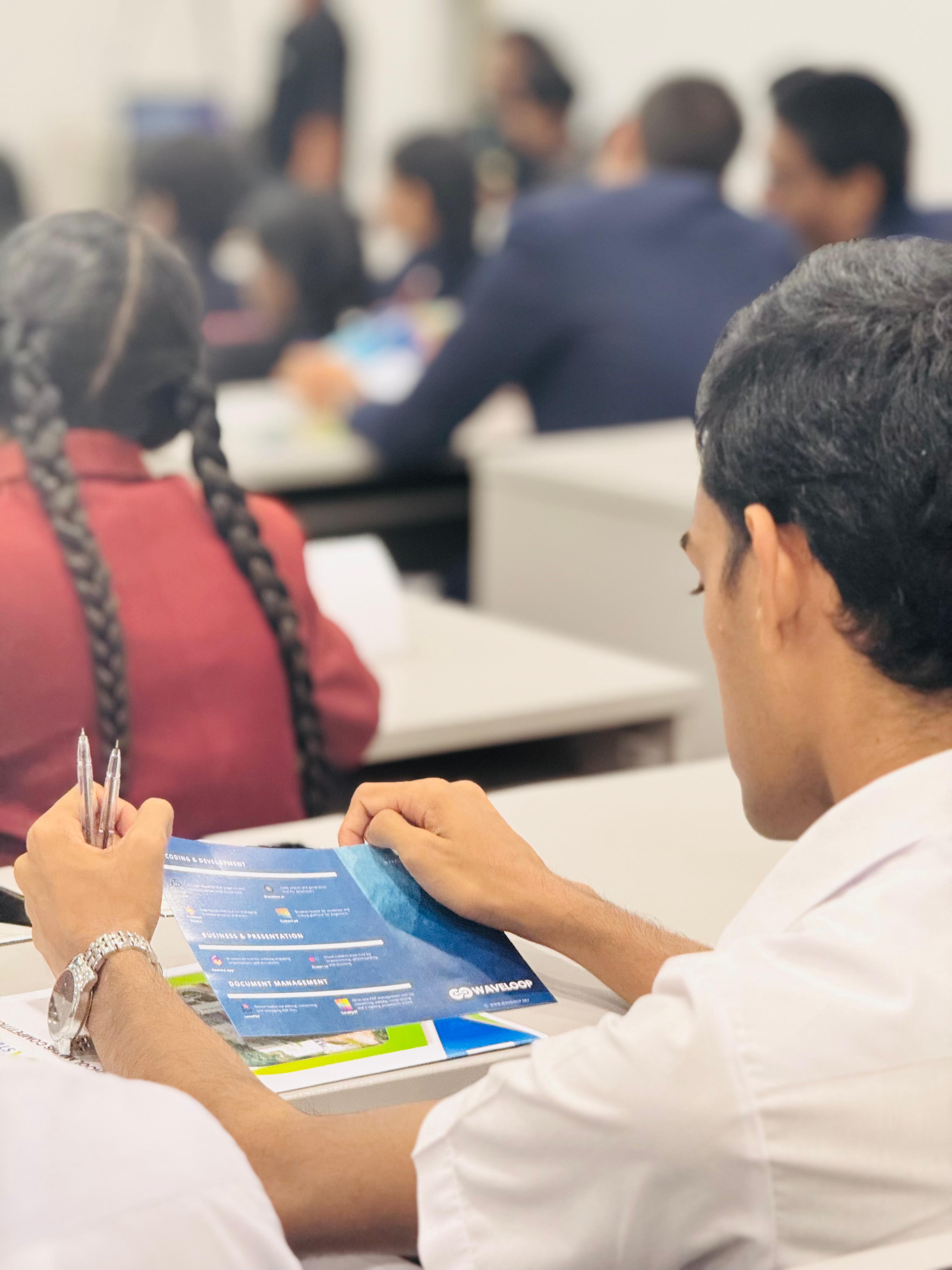 WAVELOOP mentor engaging with students